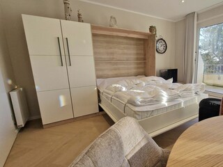 Wohnzimmer mit Schrankbett