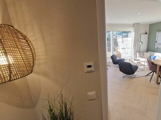 Blick vom Flur ins Wohnzimmer