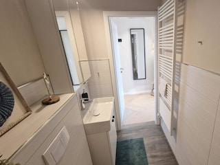 Badezimmer mit Handtuchtrockner