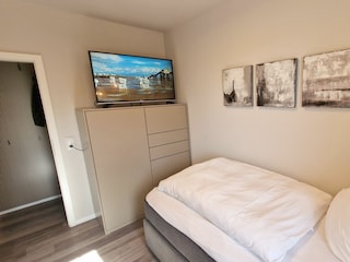 Schlafzimmer 1 unten mit Smart-TV