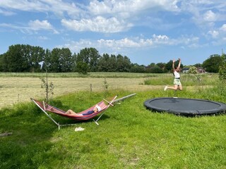 Trampolin und Hängematte