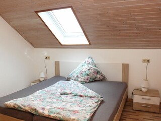 Schlafzimmer mit Doppelbett