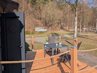 Terrasse mit Blick in den Wald