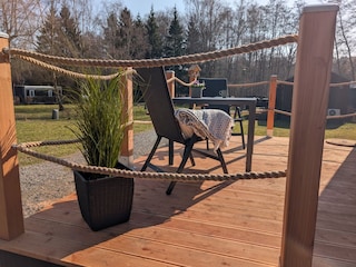 Sonnenterrasse mit Blick in den Wald und über den Platz