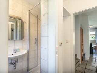 Badezimmer und Wohnungsflur