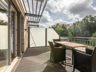 Sonniger Südbalkon mit Blick ins Grüne