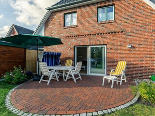 Sonnige Gartenterrasse nach Süden