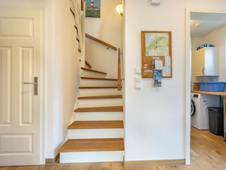 Flur mit Treppe zum OG und Waschraum