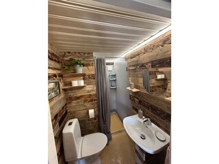 Badezimmer mit Dusche, warm wasser und Fohn