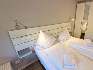 Schlafzimmer mit Kleiderschrank