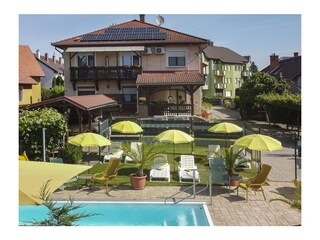 Garten hiten mit Sonnenliegen, Parkmöglichkeit