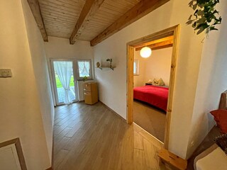 Wohnbereich mit Zugang zum Schlafzimmer und Zugang Terrasse