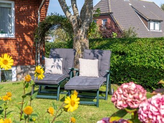 Gartenliegen stehen zur Verfügung