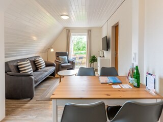 weitere Aufnahme des hellen Wohnbereichs