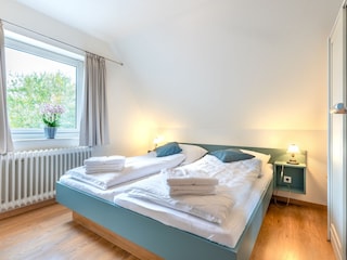 Das große Schlafzimmer mit Doppelbett (200x180)