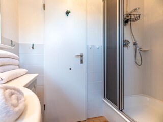 weitere Aufnahme mit Duschbereich