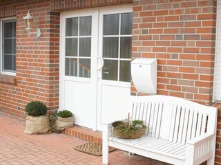 Eingangsbereich und Parkplatz