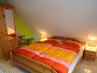 1. Schlafzimmer mit festem Babybett