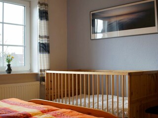 1. Schlafzimmer mit festem Babybett