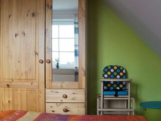 1. Schlafzimmer mit festem Babybett