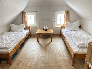 2. oberes Schlafzimmer mit Babybett