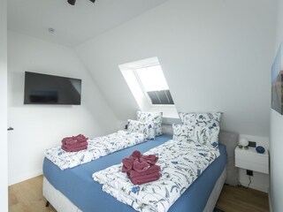 Schlafzimmer 1 und 2 mit Doppelbett, TV und Balkon