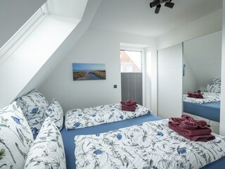 Schlafzimmer 1 und 2 mit Doppelbett, TV und Balkon
