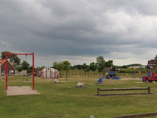 Großer Spielplatz gegenüber des Hauses