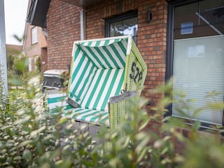 Strandkorb im eingezäunten Garten