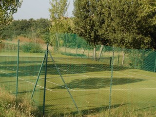 Ein Tennisplatz gehört zum Landgut dazu.