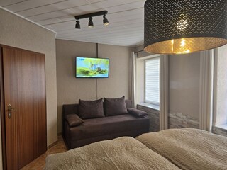 Schlafzimmer 1 mit TV und zus. Schlafcouch