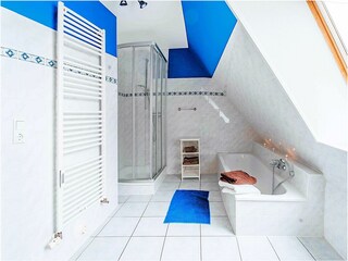 1. Badezimmer mit Badewanne und Dusche 1.DG