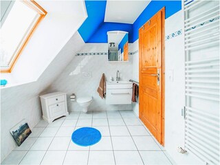 1. Badezimmer mit Badewanne und  Dusche 1.DG