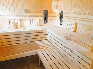 extra große Familien-Sauna und Dusche