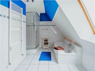 1. Badezimmer mit Badewanne und Dusche 1.DG