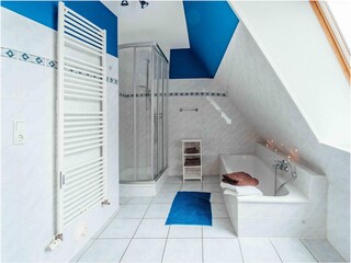 1. Badezimmer mit Badewanne und Dusche 1. DG