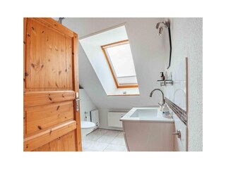 2. Badezimmer mit Dusche 1. DG