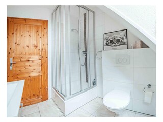 2. Badezimmer mit Dusche 1. DG