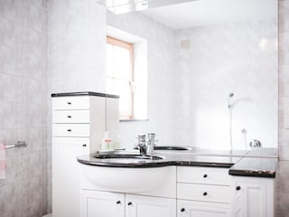 Badezimmer 1 mit Badewanne und neuer Walk In Dusche