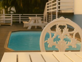 Tisch mit Pool im Hontergrund