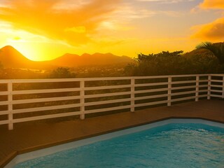 Sonnenuntergang am Pool