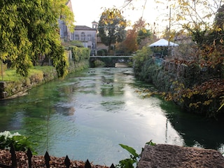 Blick auf den Fluss vom Park aus