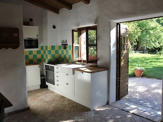Küche mit Blick auf den privaten Garten des Casa Artuico