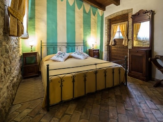 Schlafzimmer mit Tür zum Garten