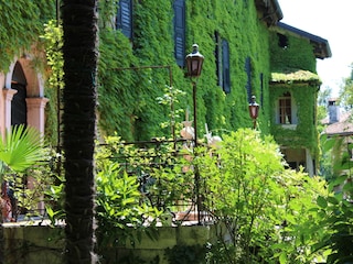 Fassade des Schlosshauptgebäudes auf der Parkseite