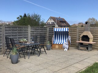 Gemütliche Sitzecke mit Strandkorb und Grill