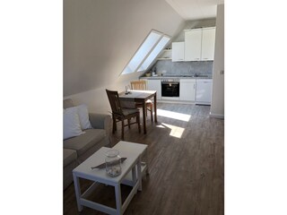 Das Wohnzimmer mit Küchenbereich