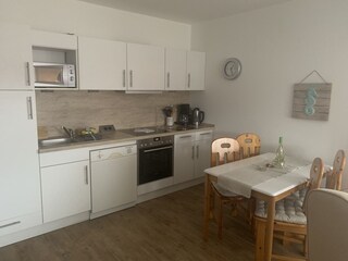 Die voll ausgestattete Küche der Ferienwohnung.