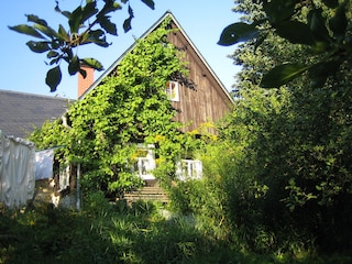 Giebelansicht und Gartenplatz