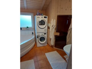 Badezimmer mit Waschmaschine und Wäschetrockner